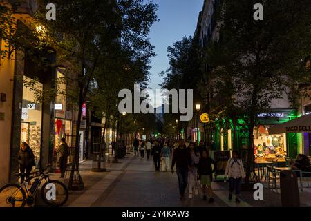 Gente per le strade al crepuscolo vicino a Plaza del Sol a Madrid, Spagna. Foto Stock