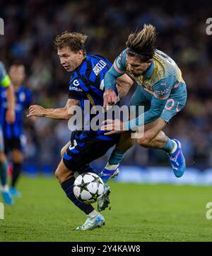 Manchester, Regno Unito. 19 settembre 2024. Jack Grealish (R) del Manchester City è sfidato da Nicolo Barella dell'Inter Milan durante la partita di UEFA Champions League tra Manchester City e Inter Milan a Manchester, in Gran Bretagna, il 18 settembre 2024. Crediti: Xinhua/Alamy Live News Foto Stock