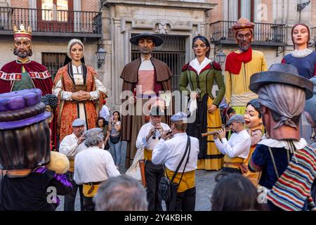 Burattini giganti partecipano al Festival di San Isidro per le strade di Madrid, Spagna. Il burattino danzerà con la musica suonata dai musicisti. Foto Stock