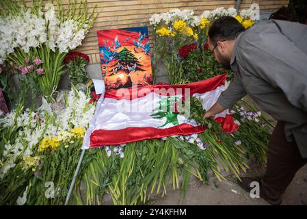 Teheran, Teheran, Iran. 18 settembre 2024. Un uomo colloca fiori sul sito di un memoriale allestito fuori dall'ambasciata libanese a Teheran, il 18 settembre 2024. L'esplosione di cercapersone ha causato la morte di 12 persone in Libano, tra cui due bambini, ha detto il ministro della salute del paese il 18 settembre, aggiornando il pedaggio un giorno dopo le esplosioni imputate a Israele. (Credit Image: © Sobhan Farajvan/Pacific Press via ZUMA Press Wire) SOLO PER USO EDITORIALE! Non per USO commerciale! Foto Stock