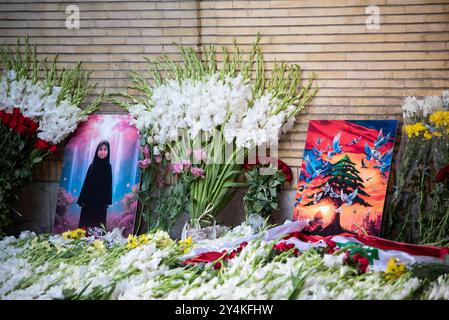 Teheran, Teheran, Iran. 18 settembre 2024. Fiori sul sito di un memoriale allestito fuori dall'ambasciata libanese a Teheran, il 18 settembre 2024. L'esplosione di cercapersone ha causato la morte di 12 persone in Libano, tra cui due bambini, ha detto il ministro della salute del paese il 18 settembre, aggiornando il pedaggio un giorno dopo le esplosioni imputate a Israele. (Credit Image: © Sobhan Farajvan/Pacific Press via ZUMA Press Wire) SOLO PER USO EDITORIALE! Non per USO commerciale! Foto Stock