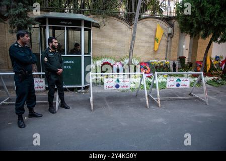 Teheran, Iran. 18 settembre 2024. Un memoriale allestito fuori dall'ambasciata libanese a Teheran, il 18 settembre 2024. L'esplosione di cercapersone ha causato la morte di 12 persone in Libano, tra cui due bambini, ha detto il ministro della salute del paese il 18 settembre, aggiornando il pedaggio un giorno dopo le esplosioni imputate a Israele. (Foto di Sobhan Farajvan/Pacific Press/Sipa USA) credito: SIPA USA/Alamy Live News Foto Stock