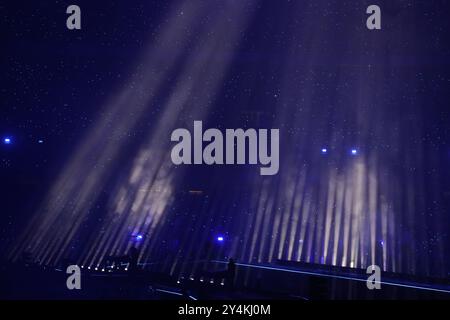 Parigi, Francia. 8 settembre 2024. Spettacolo di luci durante la cerimonia di chiusura dei Giochi Paralimpici di Parigi 2024. (Immagine di credito: © JDG/ZUMA Press Wire) SOLO PER USO EDITORIALE! Non per USO commerciale! Foto Stock