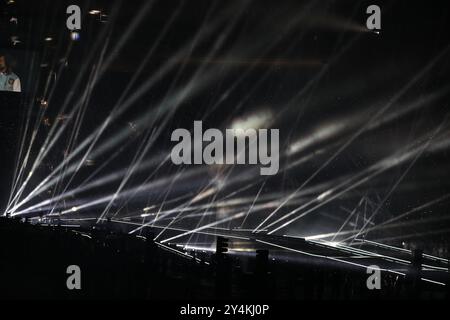 Parigi, Francia. 8 settembre 2024. Spettacolo di luci durante la cerimonia di chiusura dei Giochi Paralimpici di Parigi 2024. (Immagine di credito: © JDG/ZUMA Press Wire) SOLO PER USO EDITORIALE! Non per USO commerciale! Foto Stock