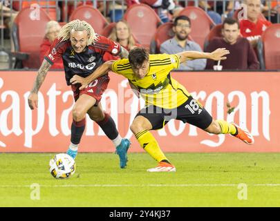 Toronto, Canada. 18 settembre 2024. Federico Bernardeschi (L) del Toronto FC affronta con Malte Amundsen dei Columbus Crew durante il loro match di Major League Soccer (MLS) del 2024 al BMO Field di Toronto, Canada, il 18 settembre 2024. Crediti: Zou Zheng/Xinhua/Alamy Live News Foto Stock