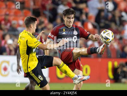 Toronto, Canada. 18 settembre 2024. Alonso Coello (R) del Toronto FC viesò con Dylan Chambost dei Columbus Crew durante il loro match di Major League Soccer (MLS) del 2024 al BMO Field di Toronto, Canada, il 18 settembre 2024. Crediti: Zou Zheng/Xinhua/Alamy Live News Foto Stock