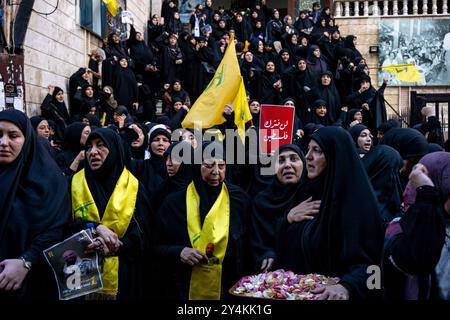 Beirut, Libano. 18 settembre 2024. Funerale organizzato da Hezbollah per quattro vittime uccise nell'esplosione di cercapersone o dispositivi cercapersone in un attacco senza precedenti contro Libano e Siria, nell'area di Ghobeiri, nel sobborgo meridionale di Beirut, Libano, il 18 settembre 2024. Foto di Ammar Abd Rabbo/ABACAPRESS. COM credito: Abaca Press/Alamy Live News Foto Stock