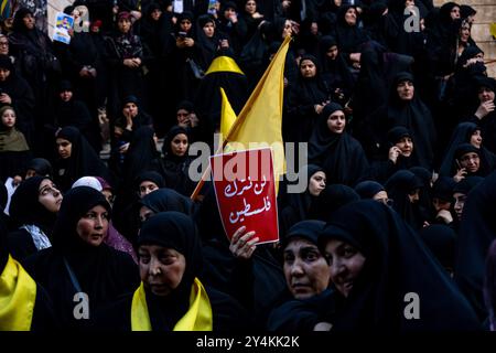 Beirut, Libano. 18 settembre 2024. Funerale organizzato da Hezbollah per quattro vittime uccise nell'esplosione di cercapersone o dispositivi cercapersone in un attacco senza precedenti contro Libano e Siria, nell'area di Ghobeiri, nel sobborgo meridionale di Beirut, Libano, il 18 settembre 2024. Foto di Ammar Abd Rabbo/ABACAPRESS. COM credito: Abaca Press/Alamy Live News Foto Stock