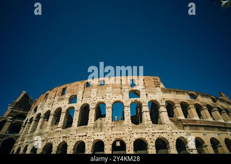 La vista panoramica del Colosseo è una delle principali attrazioni turistiche di Roma, in Italia. Panorama delle antiche rovine romane, italia - 2 maggio 2024. Foto di alta qualità Foto Stock