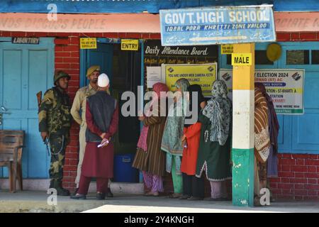 Dooru, India. 18 settembre 2024. Gli elettori fanno la fila per votare in un seggio elettorale durante la prima fase delle elezioni di assemblea a Kulgam, a sud di Srinagar, Jammu e Kashmir, il 18 settembre 2024. La Commissione elettorale dell'India (ECI) conduce la prima fase delle elezioni di assemblea in Kashmir da quando lo status speciale del territorio è stato revocato nel 2019. Crediti: Pacific Press Media Production Corp./Alamy Live News Foto Stock