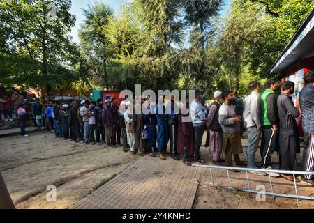 Dooru, India. 18 settembre 2024. Gli elettori fanno la fila per votare in un seggio elettorale durante la prima fase delle elezioni di assemblea a Kulgam, a sud di Srinagar, Jammu e Kashmir, il 18 settembre 2024. La Commissione elettorale dell'India (ECI) conduce la prima fase delle elezioni di assemblea in Kashmir da quando lo status speciale del territorio è stato revocato nel 2019. Crediti: Pacific Press Media Production Corp./Alamy Live News Foto Stock