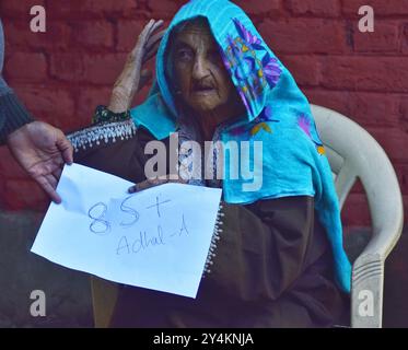 Dooru, India. 18 settembre 2024. Raja begum (85)/ ha votato in un seggio elettorale durante la prima fase delle elezioni di assemblea a Kokarnag a sud di Srinagar, Jammu e Kashmir, il 18 settembre 2024. La Commissione elettorale dell'India (ECI) conduce la prima fase delle elezioni di assemblea in Kashmir da quando lo status speciale del territorio è stato revocato nel 2019. Crediti: Pacific Press Media Production Corp./Alamy Live News Foto Stock