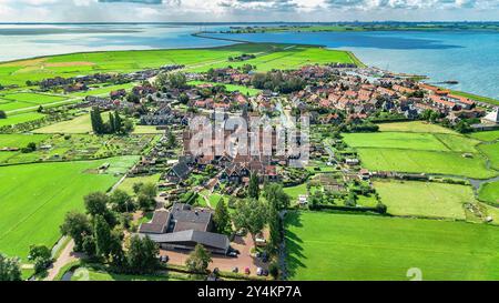 Vista aerea dall'alto dell'isola di Marken, tradizionale villaggio di pescatori, tipico paesaggio olandese, Olanda settentrionale, Paesi Bassi Foto Stock