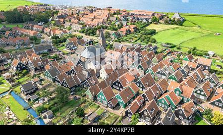 Vista aerea dall'alto dell'isola di Marken, tradizionale villaggio di pescatori, tipico paesaggio olandese, Olanda settentrionale, Paesi Bassi Foto Stock