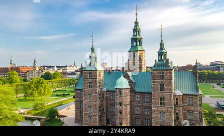 Vista aerea del castello di Rosenborg e del bellissimo giardino dall'alto, Kongens ha un parco a Copenaghen, Danimarca Foto Stock