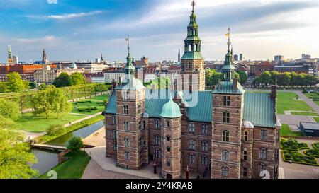 Vista aerea del castello di Rosenborg e del bellissimo giardino dall'alto, Kongens ha un parco a Copenaghen, Danimarca Foto Stock