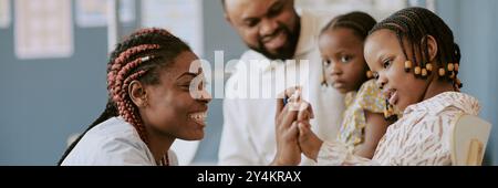 Donna sorridente che interagisce con il bambino in aula Foto Stock