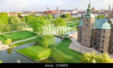 Vista aerea del castello di Rosenborg e del bellissimo giardino dall'alto, Kongens ha un parco a Copenaghen, Danimarca Foto Stock