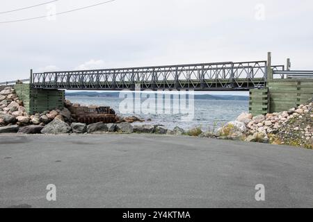 Ponte pedonale, precedentemente un ponte ferroviario, a Seal Cove, Conception Bay South, Newfoundland & Labrador, Canada Foto Stock