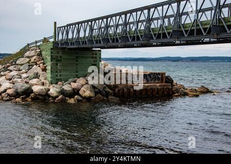 Ponte pedonale, precedentemente un ponte ferroviario, a Seal Cove, Conception Bay South, Newfoundland & Labrador, Canada Foto Stock