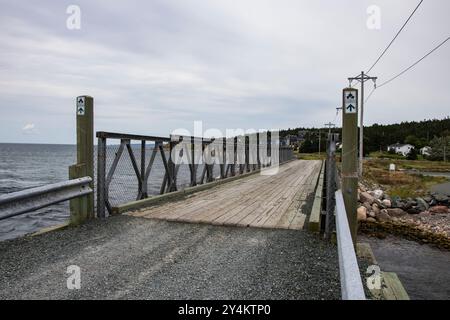 Ponte pedonale, precedentemente un ponte ferroviario, a Seal Cove, Conception Bay South, Newfoundland & Labrador, Canada Foto Stock