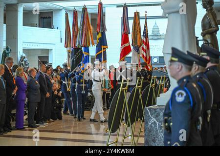 Washington, Stati Uniti. 18 settembre 2024. La presentazione dei colori ha inizio durante la cerimonia della medaglia d'oro delle figure nascoste nella sala dell'emancipazione di Capitol Hill a Washington DC, USA, il 18 settembre 2024. Foto di Mattie Neretin/CNP/ABACAPRESS. COM credito: Abaca Press/Alamy Live News Foto Stock