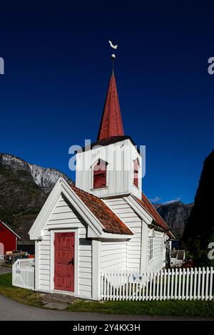 La chiesa Undredal Stave in Norvegia è la più piccola chiesa di stave ancora in uso in Scandinavia Foto Stock