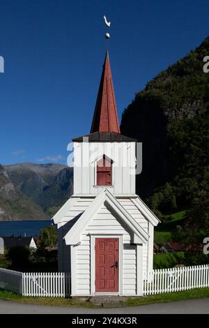 La chiesa Undredal Stave in Norvegia è la più piccola chiesa di stave ancora in uso in Scandinavia Foto Stock