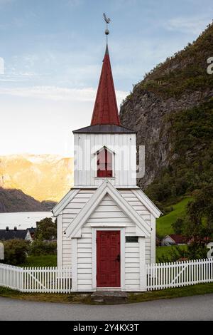 La chiesa Undredal Stave in Norvegia è la più piccola chiesa di stave ancora in uso in Scandinavia Foto Stock