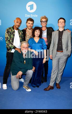 Patrick Abozen, Torsten Münchow, Enrique Fiß, Maria Ketikidou, Saskia Fischer und Sven Fricke bei der Kino-Preview der 500. Folge der Fernsehserie Großstadtrevier: Vendetta in der Astor Film Lounge. Amburgo, 18.09.2024 *** Patrick Abozen, Torsten Münchow, Enrique Fiß, Maria Ketikidou, Saskia Fischer e Sven Fricke all'anteprima cinematografica del 500° episodio della serie TV Großstadtrevier vendetta nell'Astor Film Lounge Hamburg, 18 09 2024 foto:XC.xTamckex/xFuturexImagex grosstadtrevier 4911 Foto Stock