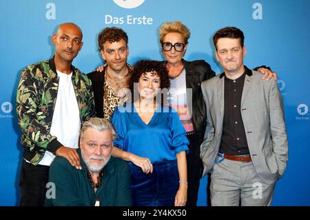 Patrick Abozen, Torsten Münchow, Enrique Fiß, Maria Ketikidou, Saskia Fischer und Sven Fricke bei der Kino-Preview der 500. Folge der Fernsehserie Großstadtrevier: Vendetta in der Astor Film Lounge. Amburgo, 18.09.2024 *** Patrick Abozen, Torsten Münchow, Enrique Fiß, Maria Ketikidou, Saskia Fischer e Sven Fricke all'anteprima cinematografica del 500° episodio della serie TV Großstadtrevier vendetta nell'Astor Film Lounge Hamburg, 18 09 2024 foto:XC.xTamckex/xFuturexImagex grosstadtrevier 4912 Foto Stock