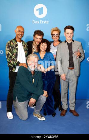 Patrick Abozen, Torsten Münchow, Enrique Fiß, Maria Ketikidou, Saskia Fischer und Sven Fricke bei der Kino-Preview der 500. Folge der Fernsehserie Großstadtrevier: Vendetta in der Astor Film Lounge. Amburgo, 18.09.2024 *** Patrick Abozen, Torsten Münchow, Enrique Fiß, Maria Ketikidou, Saskia Fischer e Sven Fricke all'anteprima cinematografica del 500° episodio della serie TV Großstadtrevier vendetta nell'Astor Film Lounge Hamburg, 18 09 2024 foto:XC.xTamckex/xFuturexImagex grosstadtrevier 4914 Foto Stock