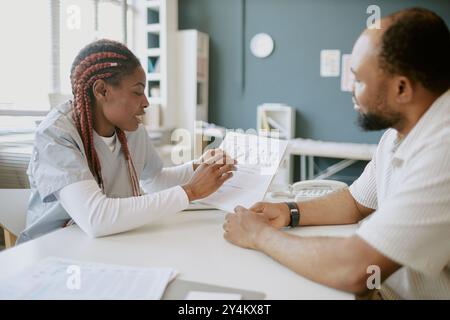 Consulenza insieme in Health Clinic Room Foto Stock