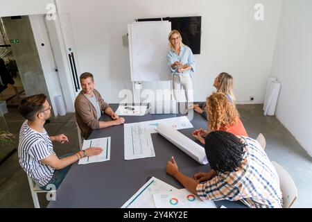 Processo collaborativo di persone con competenze multiculturali durante la riunione di brainstorming in ufficio Foto Stock