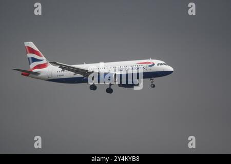 Airbus A320 operato da British Airways, in avvicinamento per atterrare all'aeroporto El Prat di Barcellona, Barcellona, Catalogna, Spagna Foto Stock