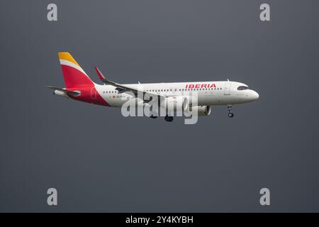 Airbus A320 operato da Iberia, in avvicinamento per atterrare all'aeroporto El Prat di Barcellona, Barcellona, Catalogna, Spagna Foto Stock