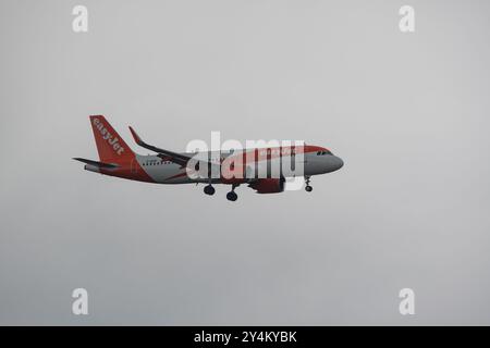 Airbus A320 operato da EasyJet, in avvicinamento per atterraggio all'aeroporto El Prat di Barcellona, Barcellona, Catalogna, Spagna Foto Stock