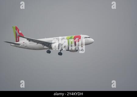 Airbus A320, operato da TAP Air Portugal, in avvicinamento per atterrare all'aeroporto El Prat di Barcellona, Barcellona, Catalogna, Spagna Foto Stock