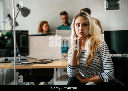 Ritratto di bella ragazza esperto editor database presso workstation luogo di lavoro al chiuso Foto Stock