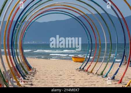 Vista di un tunnel ad anello colorato sulle rive di My Khe Beach il 16 maggio 2023 a da Nang, Vietnam Foto Stock