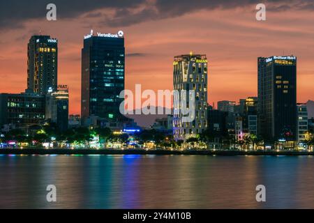 Vista dei moderni grattacieli della città nella zona lungo il fiume da Nang durante il tramonto del 16 maggio 2023 a da Nang, Vietnam Foto Stock