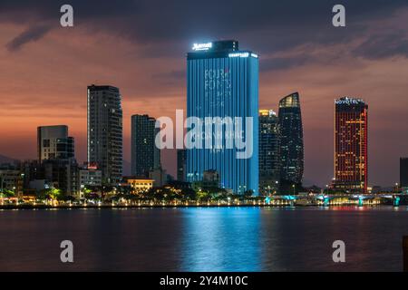 Vista sul fiume degli hotel Marriott e Novotel di notte lungo il fiume Han il 16 maggio 2023 a da Nang, Vietnam Foto Stock