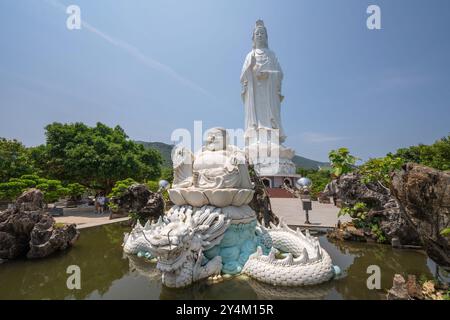 Si tratta di una vista della statua di Lady Buddha, un sito religioso sulla cima di una collina che si affaccia sul mare il 20 maggio 2023 a Danang, Vietnam Foto Stock