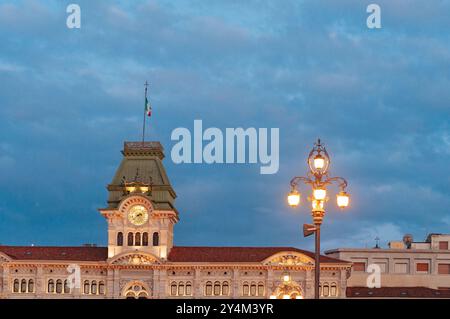 Italia, Friuli Venezia Giulia, Trieste, Piazza Unità d'Italia, Orologio del Municipio al tramonto Foto Stock