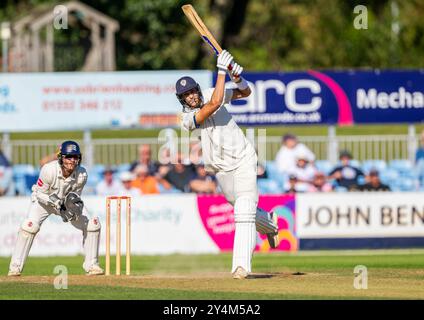 Harry Moore batte per il Derbyshire in un match per il County Championship tra Derbyshire e Middlesex Foto Stock