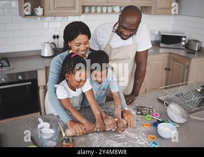 Mattarello, forno e famiglia nera in cucina per incollare, imparare e sviluppare competenze in casa. Pasticceria, ingredienti e genitori africani che insegnano Foto Stock