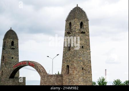 Grozny, Repubblica cecena, Russia: 12 maggio 2024. Grozny, Chernorechenskoye Reservoir, vista sul Mar ceceno del ristorante, stilizzato come un antico alto s Foto Stock