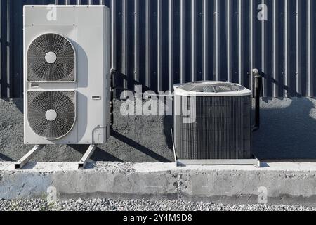 Le moderne unità di aria condizionata esterne sono progettate per raffreddare in modo efficiente vari spazi interni Foto Stock