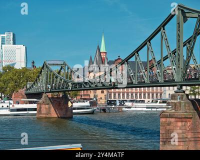 Francoforte, Hess, Germania - 2024, 23 luglio: Conduce il ponte pedonale "Eiserner Steg" di Francoforte sul meno Foto Stock