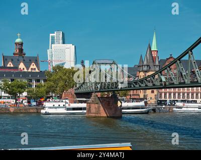 Francoforte, Hess, Germania - 2024, 23 luglio: Conduce il ponte pedonale "Eiserner Steg" di Francoforte sul meno Foto Stock